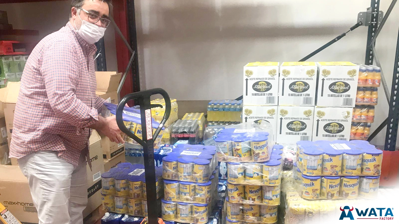 Person mit Palettenheber neben Stapeln von Nesquik- und Sonnenblumenölkisten