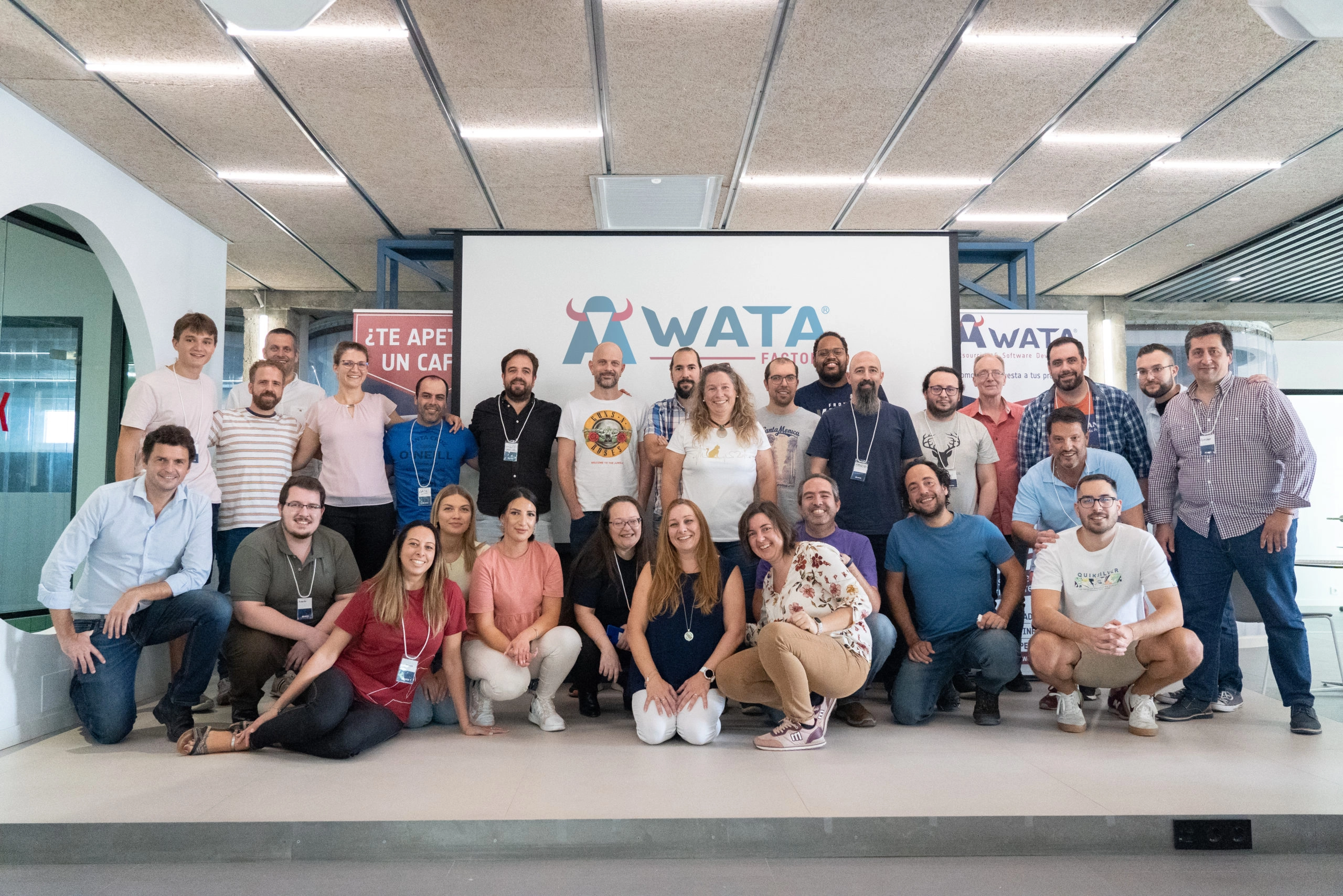 Großes Gruppenfoto des WATA-Teams in einem Büroraum