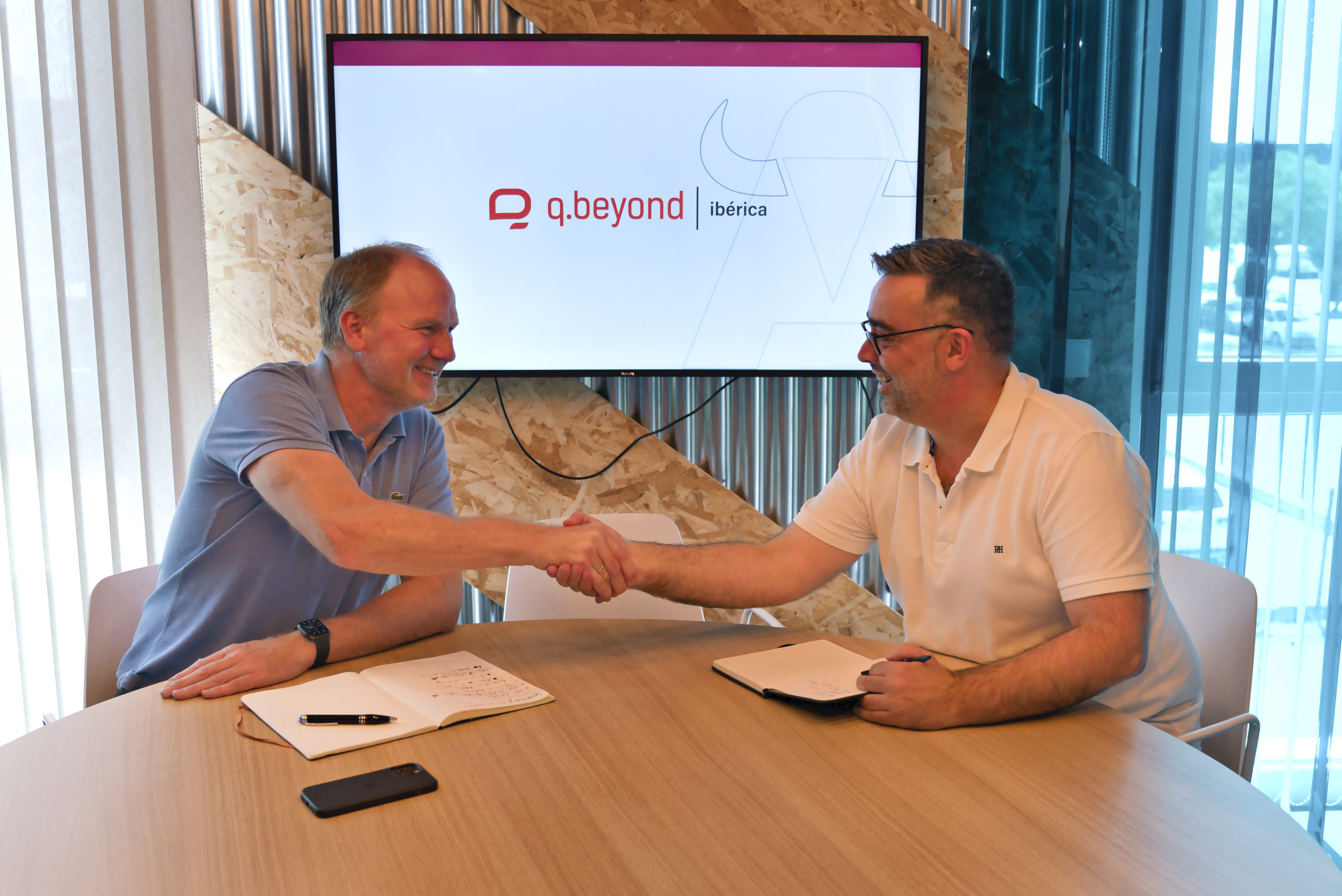 Foto de Germán Tiscar Lorenzo (CEO de WATA Factory) y Thies Rixen (CEO de q.beyond), dándose la mano.