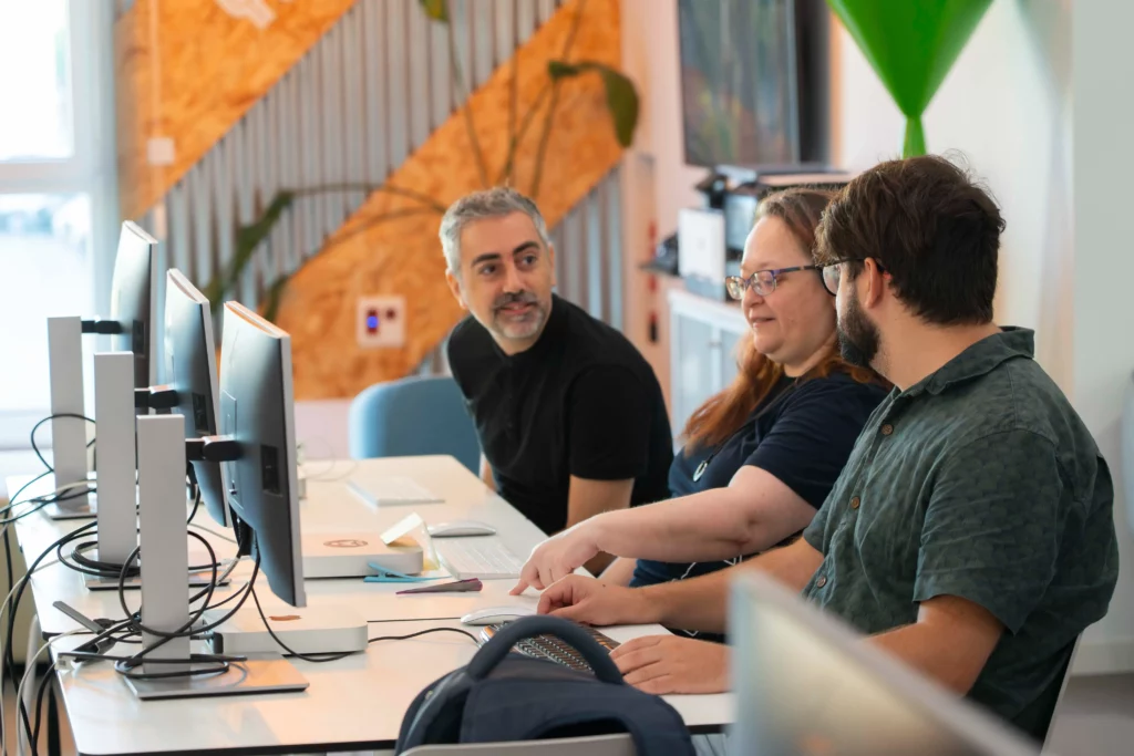 WATA Factory employees discussing together during the DevOps and Kubernetes workshop.