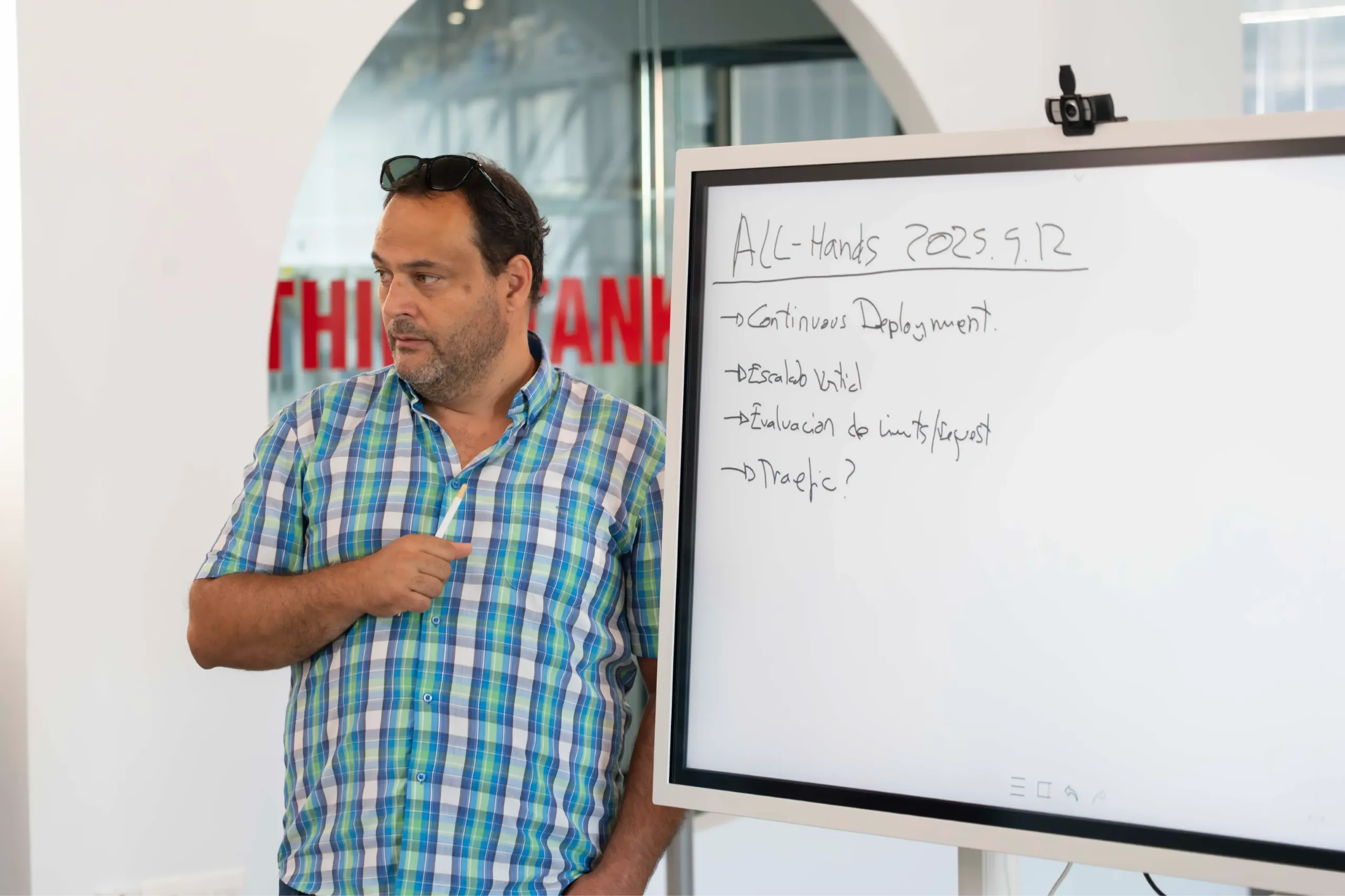 Pedro G. leitet die praktische DevOps- und Kubernetes-Sitzung mit projiziertem Bildschirm für Kollegen.