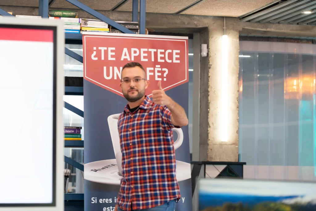 Eliezer L. verabschiedet sich mit einem Daumen hoch und zeigt seine Zufriedenheit mit dem DevOps- und Kubernetes-Training.