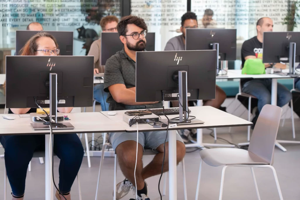 Empleados de WATA Factory siguiendo con atención la charla de DevOps y Kubernetes de Laura Morillo-Velarde.