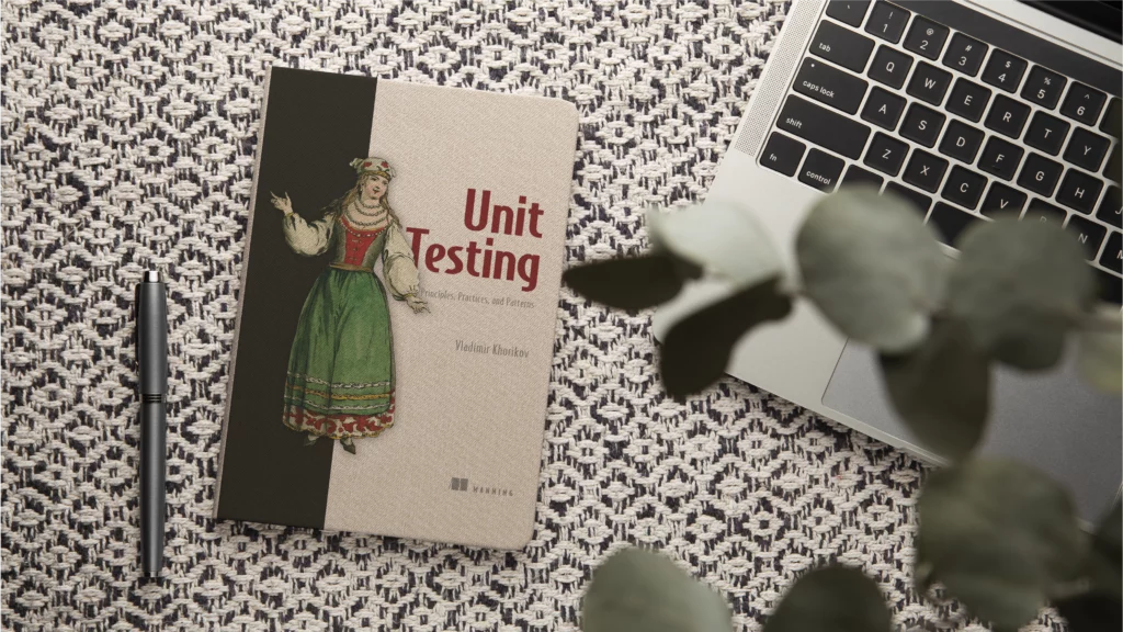 Portada de Unit Testing Principles Practices and Patterns con un portátil – libro imprescindible 2026 sobre pruebas de software efectivas.