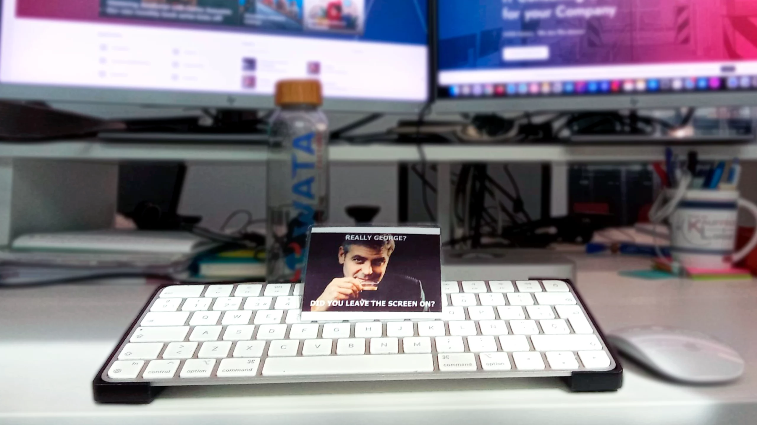 Karte mit dem Satz „Really, George? Did you leave the screen on?“ auf einer Tastatur bei WATA Factory – ein humorvoller und effektiver Hinweis auf die gelebte Sicherheitskultur des Unternehmens.