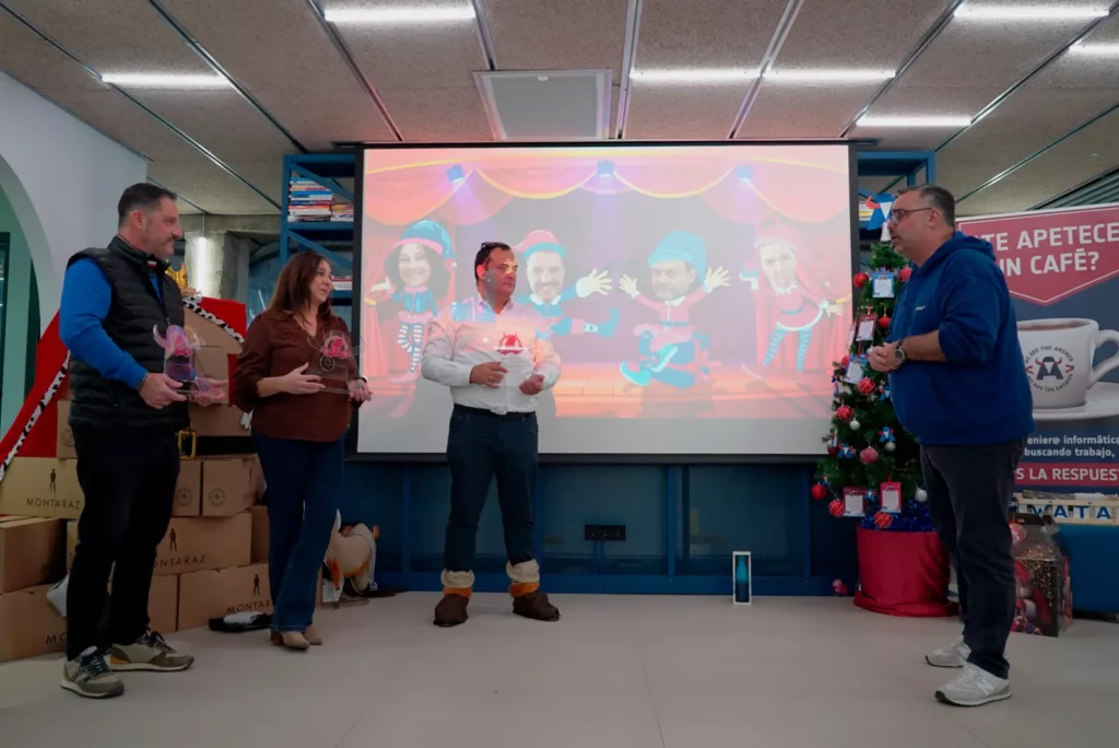 Germán T. giving a thank-you speech to the honoured colleagues during the award ceremony.