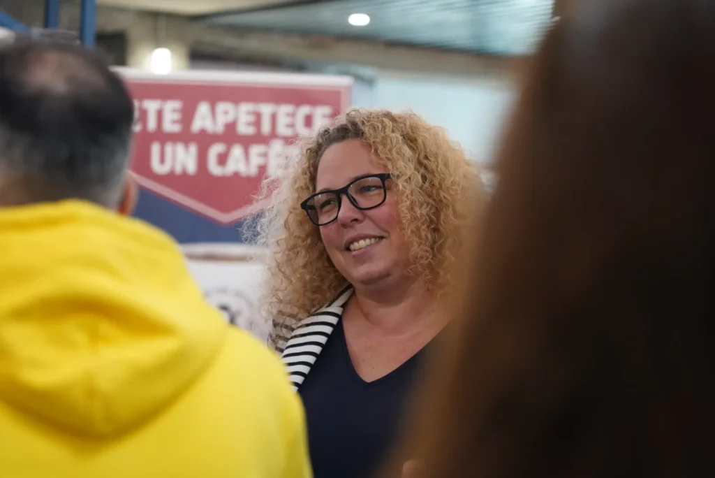 Colleague talking with the team after the Iberica Labs technical sessions at WATA Factory.