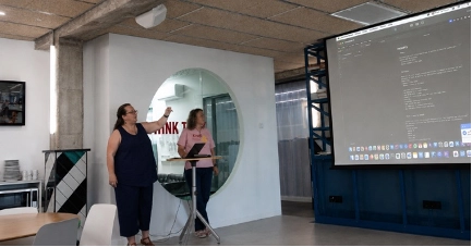 Two team members present their group's conclusions, sharing insights on documentation, context management, and the use of artificial intelligence in technology projects.