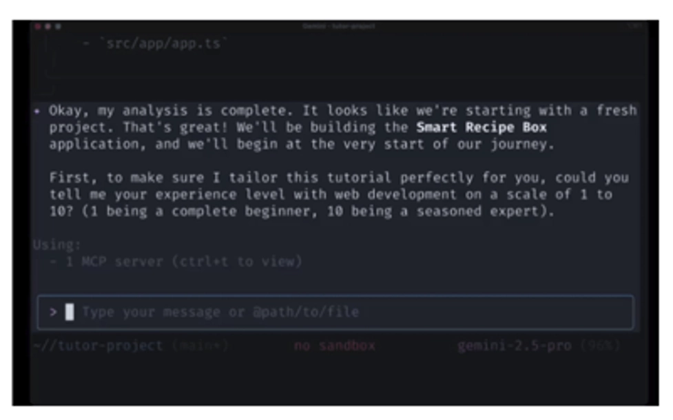 Captura de pantalla de una interfaz de terminal con tema oscuro que muestra una sesión de codificación asistida por IA con Gemini 2.5 Pro. El mensaje de la IA dice: 'De acuerdo, mi análisis está completo. Parece que estamos comenzando con un proyecto nuevo. ¡Eso es genial! Vamos a construir la aplicación Smart Recipe Box, y comenzaremos desde el principio de nuestro camino. Primero, para adaptar este tutorial perfectamente para ti, ¿podrías decirme tu nivel de experiencia en desarrollo web en una escala del 1 al 10? (1 siendo un completo principiante, 10 siendo un experto experimentado).' La barra de estado muestra que el proyecto se ejecuta en un directorio tutor-project usando 1 servidor MCP sin sandbox habilitado.